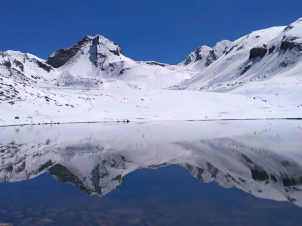 annapurna-circuit-snowy-lake-view