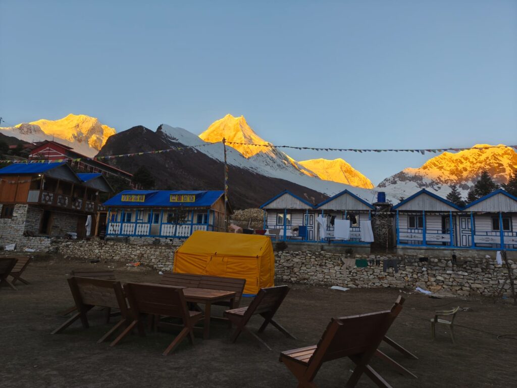 hikers-exploring-manaslu-region